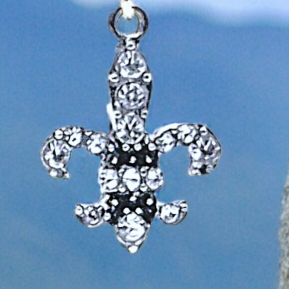 LISA LYNN DESIGNS Handmade Fleur-de-lis Earrings - Picture 4 of 4